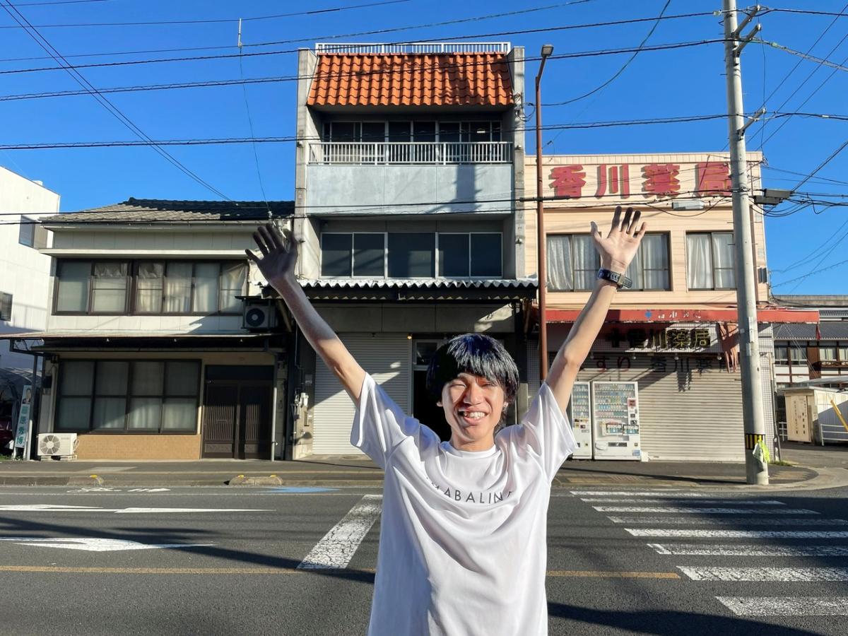 旧電気店（4階建て）を改修したゲストハウスの開業準備が進んでいる。手がけるのは9月末に今治へ移住した瀬口仁太さん。