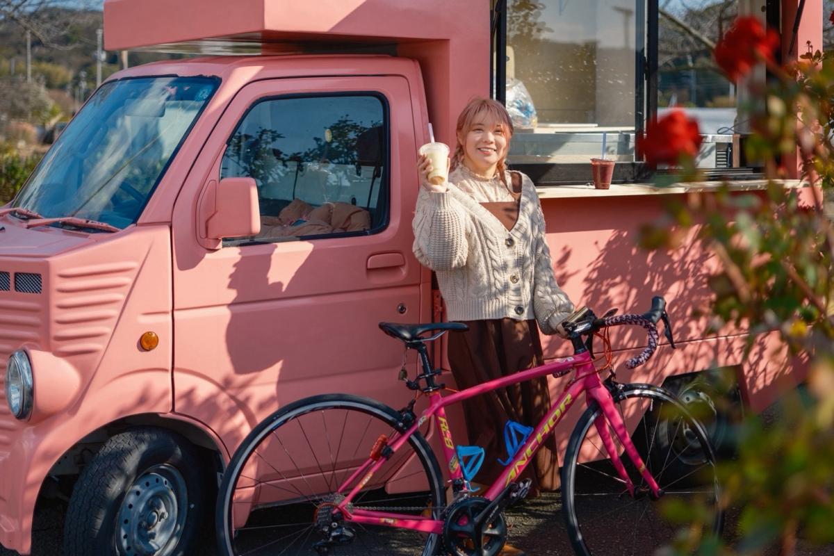 キッチンカー「Aid Station R！N R！N（エイドステーション・リンリン）」での営業開始に向け、準備を進めている元今治市地域おこし協力隊の倉瀨満帆さん。