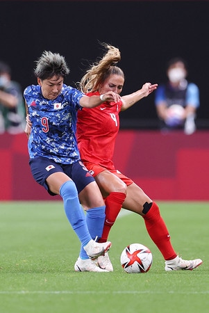 競り合う菅沢 女子サッカー 金沢経済新聞