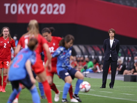 試合を見守る高倉監督 女子サッカー 鹿児島経済新聞