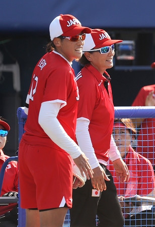 笑顔の上野と宇津木監督 - 市ケ谷経済新聞