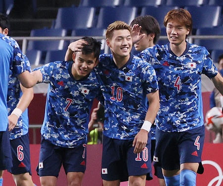 久保を祝福する堂安ら サッカー ニューヨーク経済新聞