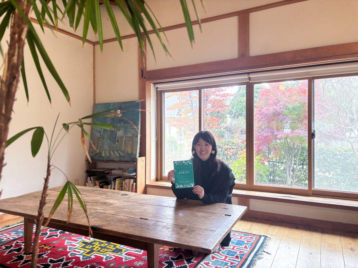 会場の「赤石商店」でチラシを持つ主催の上田さん（マルシェ「赤石商店街」）