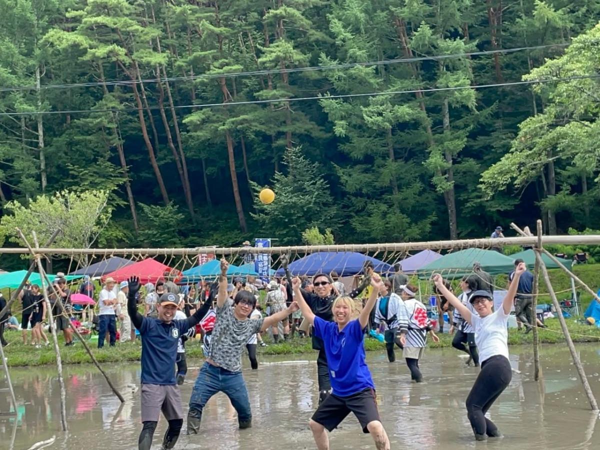 大人も子どもも笑顔あふれる試合（どろん田バレーボールフェスタ）
