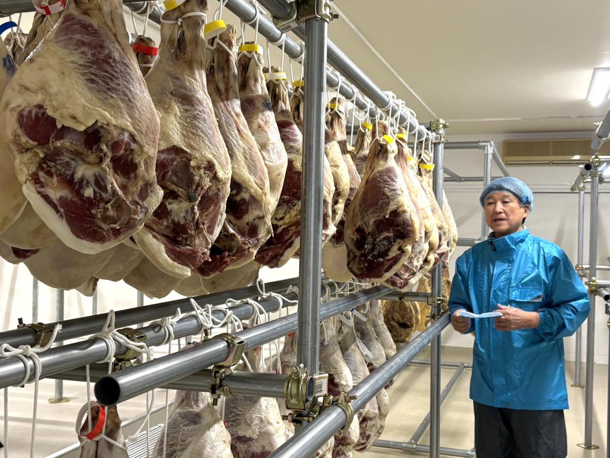 生ハムの加工場と服部茂和社長
