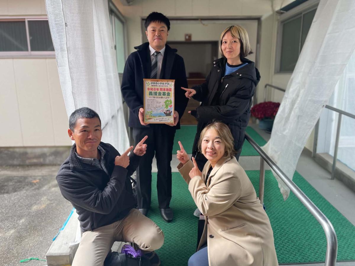 伊那西小学校PTA会長の澤西光子さんとPTA役員