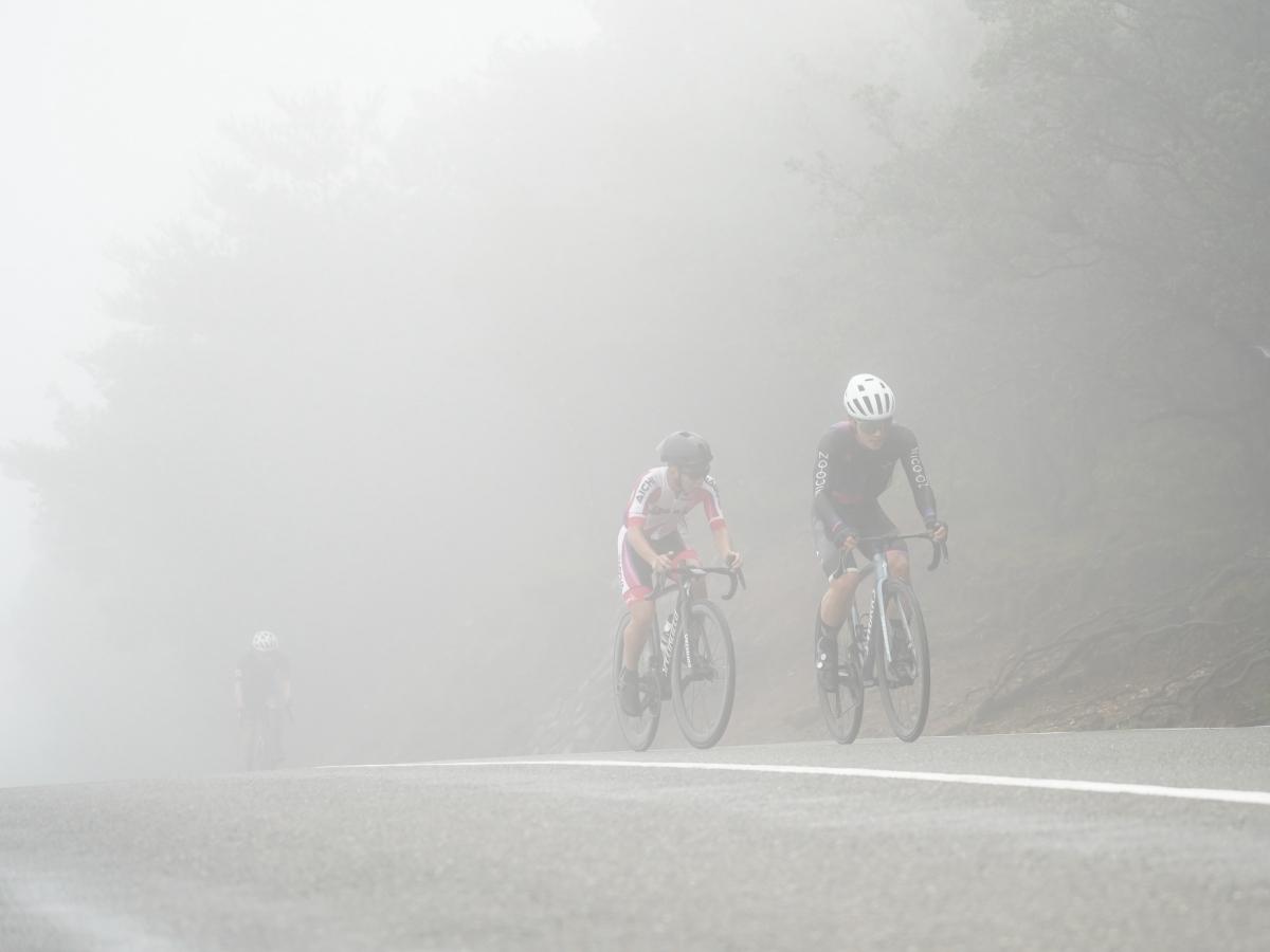 「伊勢志摩ヒルクライムレース」霧で視界真っ白の朝熊岳を自転車で駆け上がる