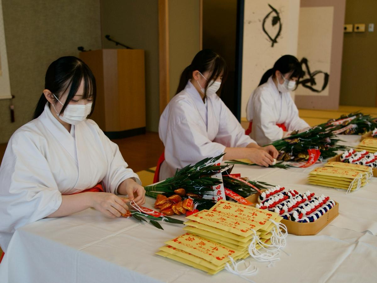 伊勢・猿田彦神社で七五三用「お守り笹」の奉製作業　巫女らが丁寧に