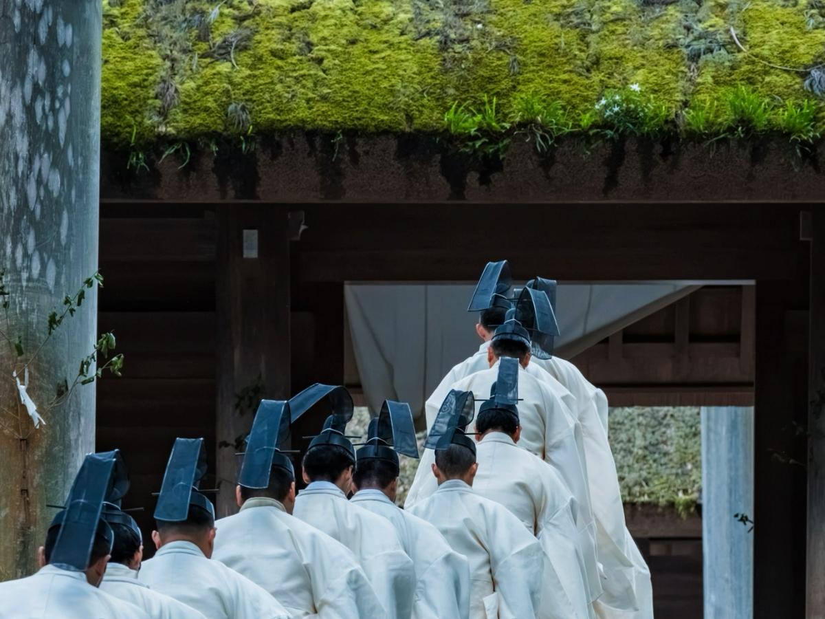 神嘗祭の伊勢神宮内宮正面の屋根の上に季節外れのセッコクの白い花咲く（写真提供＝Kankan）
