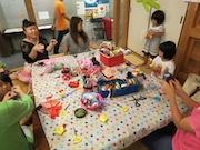 和気あいあいと親子で人形作りを行うmiouさんのコーナー