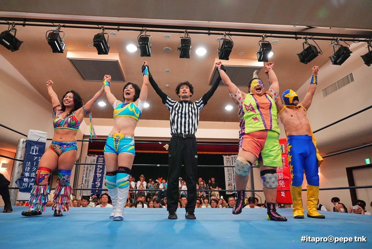 デビュー10年を迎えたいたばしプロレスまるこ選手(左から2人目)