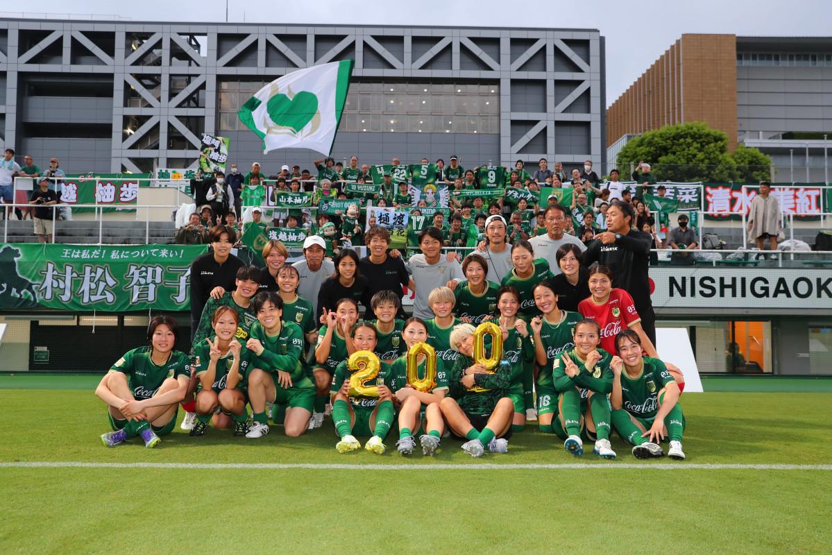 WEリーグでチーム通算200ゴール目を決めた伊藤琴音選手(中央)(写真提供=WE リーグ)