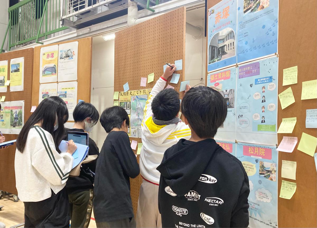 完成した「るるぶ赤塚」を鑑賞し、感想を記入している様子