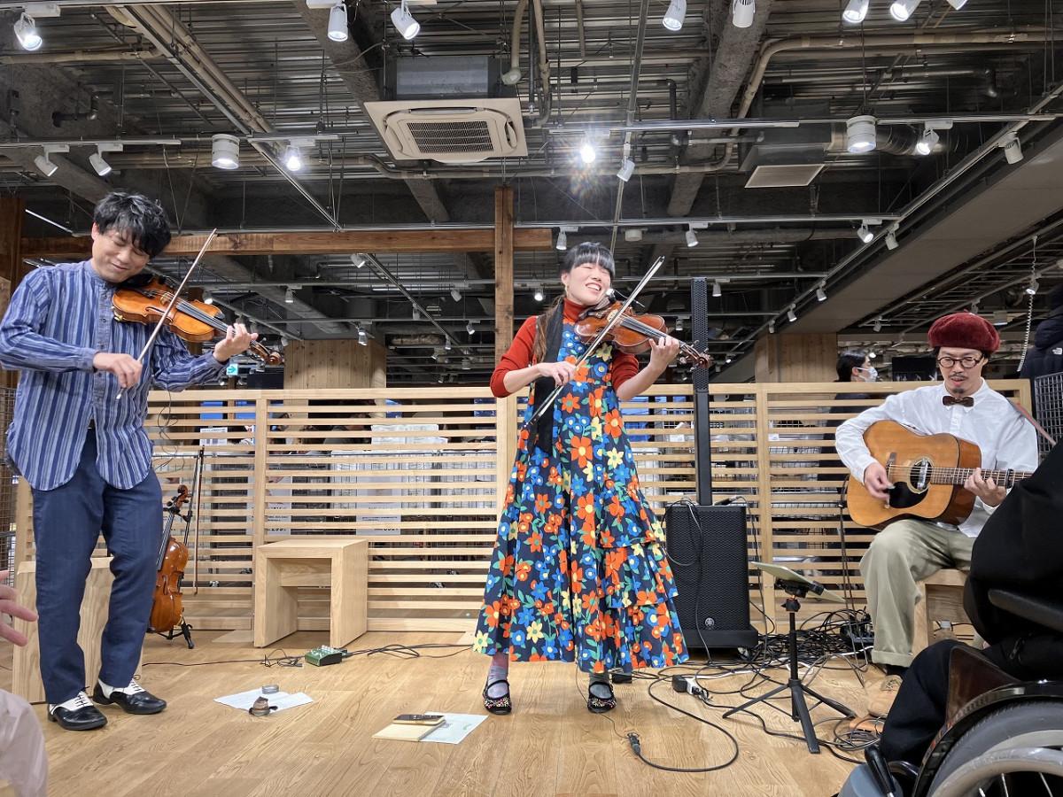 左・小松大さん（フィドル）、中央・中藤有花さん（フィドル）、右・長尾晃司さん（ギター）