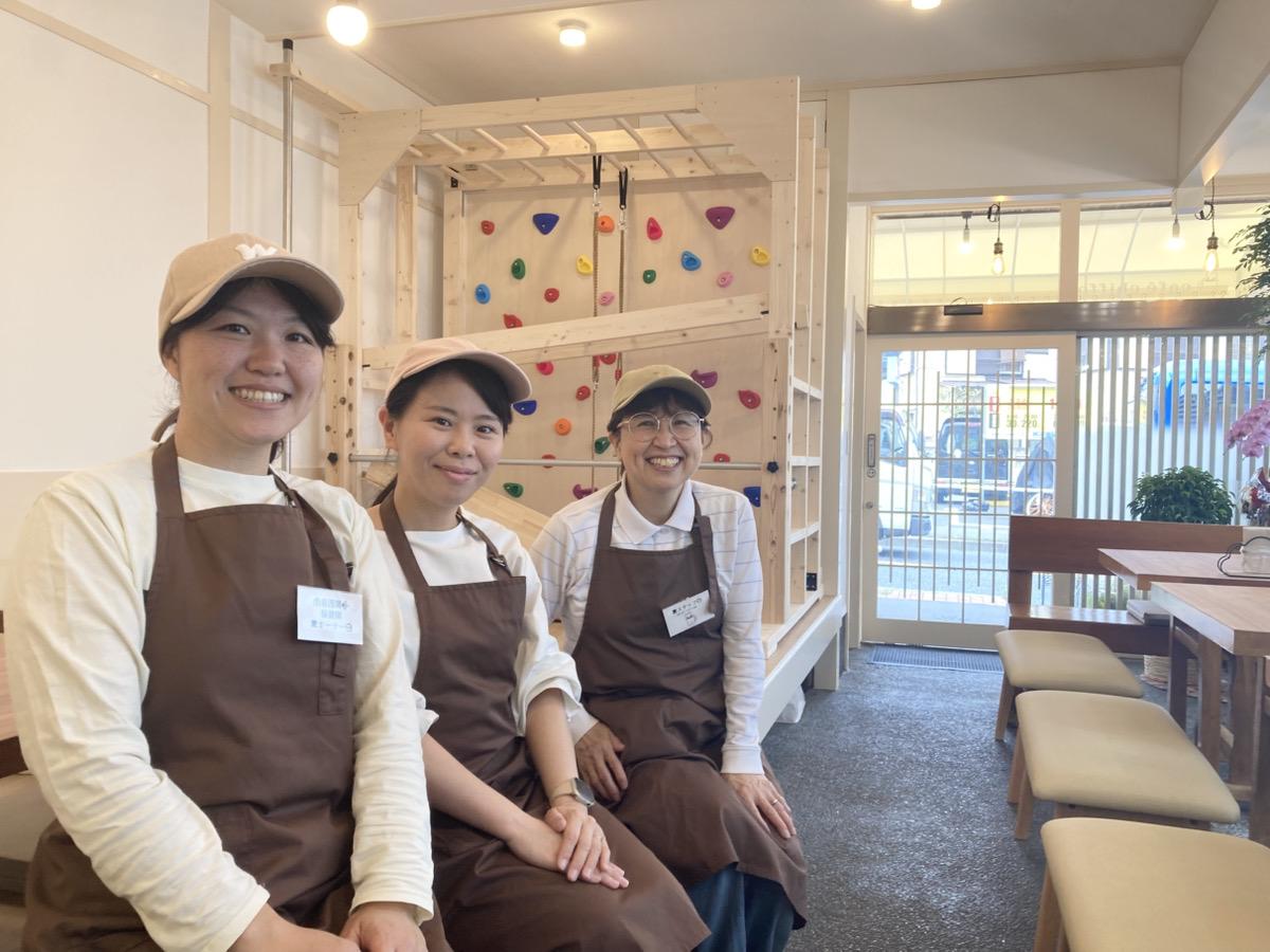 オーナーの看護師・保健師の花田満乃さん（左）とスタッフ
