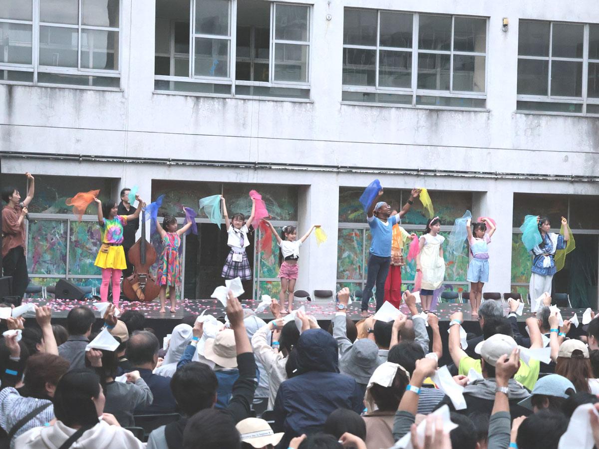 メルラン・ニヤカムさんや「AFIRI（希望）」ダンサーズと一緒に自由なダンスで盛り上がる会場