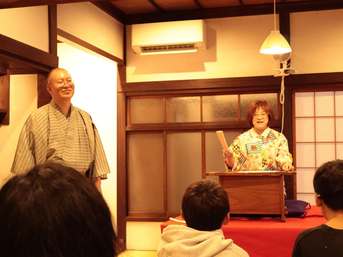 手作りの張扇を手に修羅場読みを体験する参加者