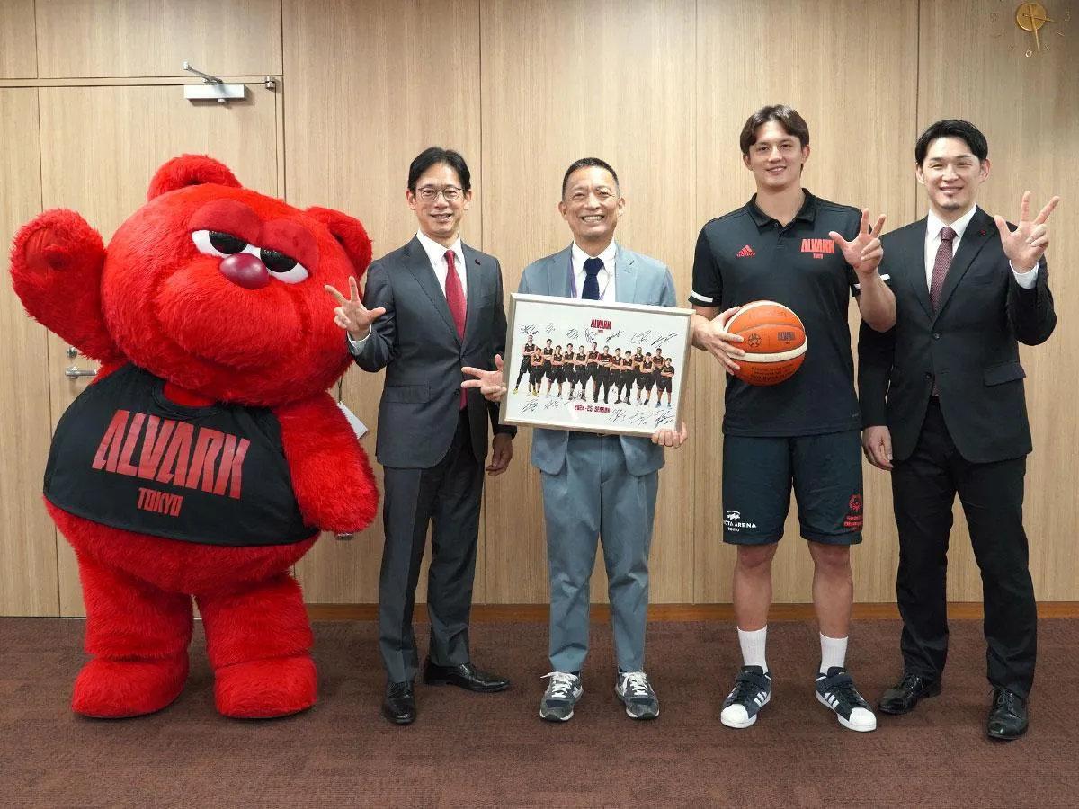 （左から）ルーク、林邦彦社長、長谷部健渋谷区長、テーブス海選手、伊藤大司ゼネラルマネジャー