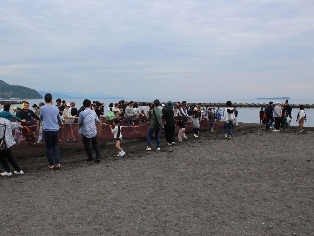 早朝から300人以上も観光客が集まった