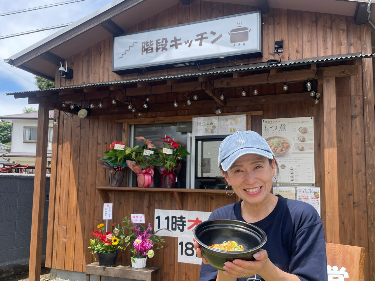 笑顔で店を紹介する勝又さん