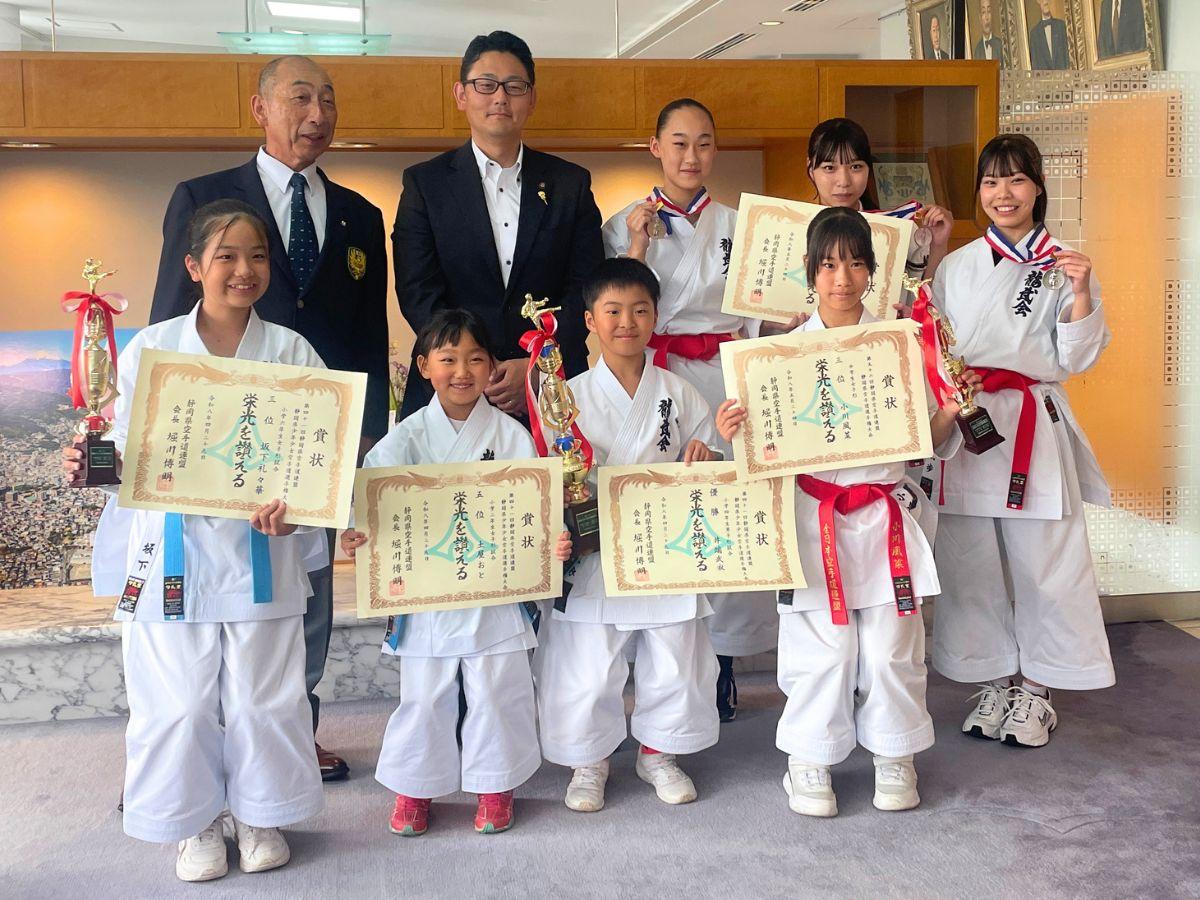 表敬訪問した龍武会理事長と7人の選手