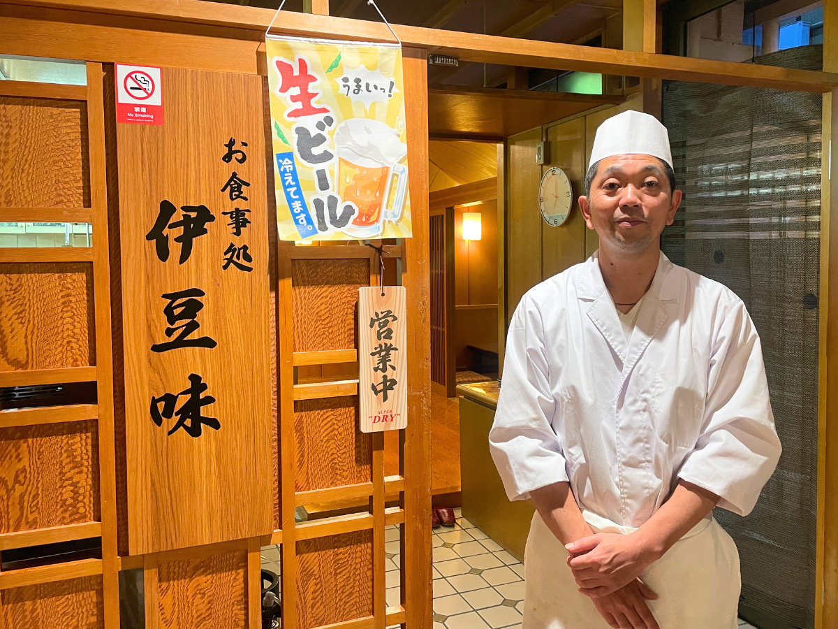 「伊豆味」の調理場に立つ調理部の西村さん