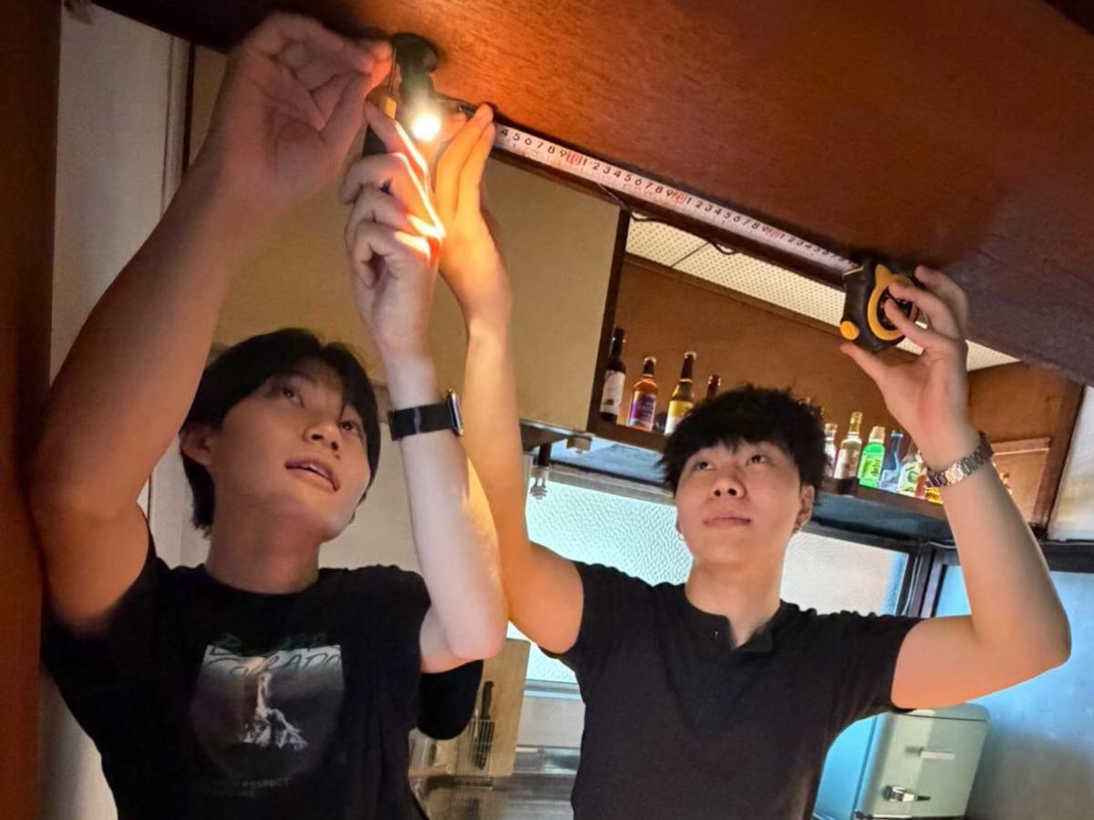 DIYで電気を付ける学生たち