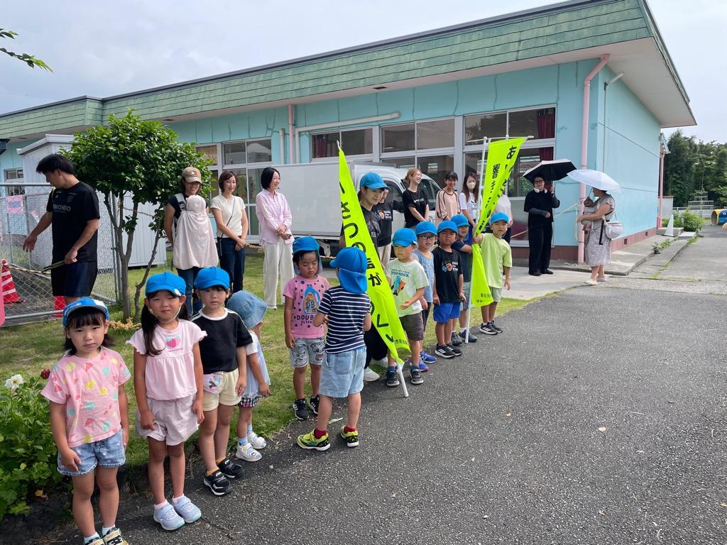 あいさつを行う小学生たち