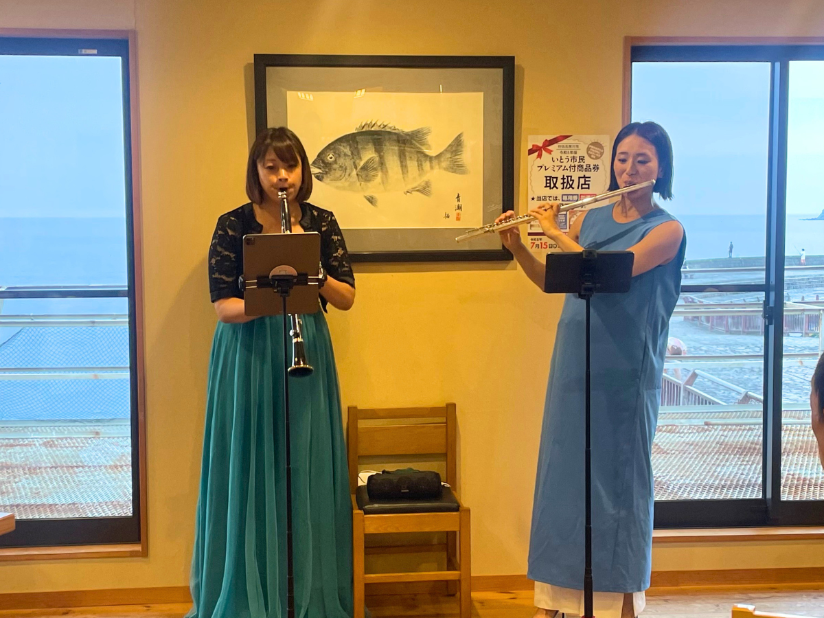 演奏をする松永さん（左）と萩原さん（右）