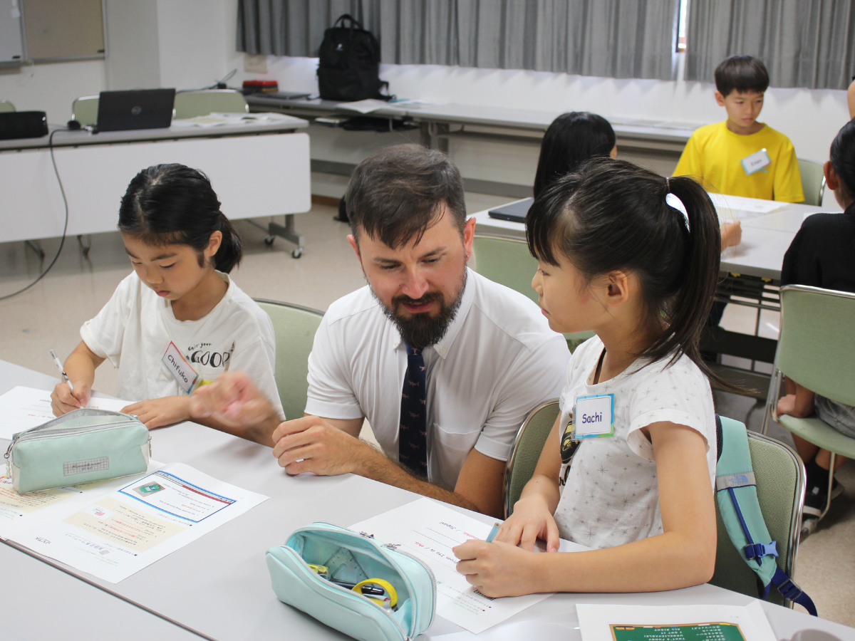 講師の話を聞く小学生