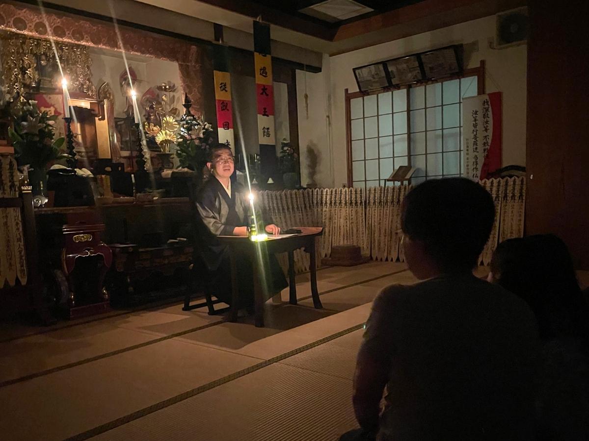 会談話をする阿部さんと観客