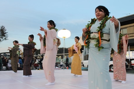 フラダンスを披露する湯本温泉の「フラ女将」たち