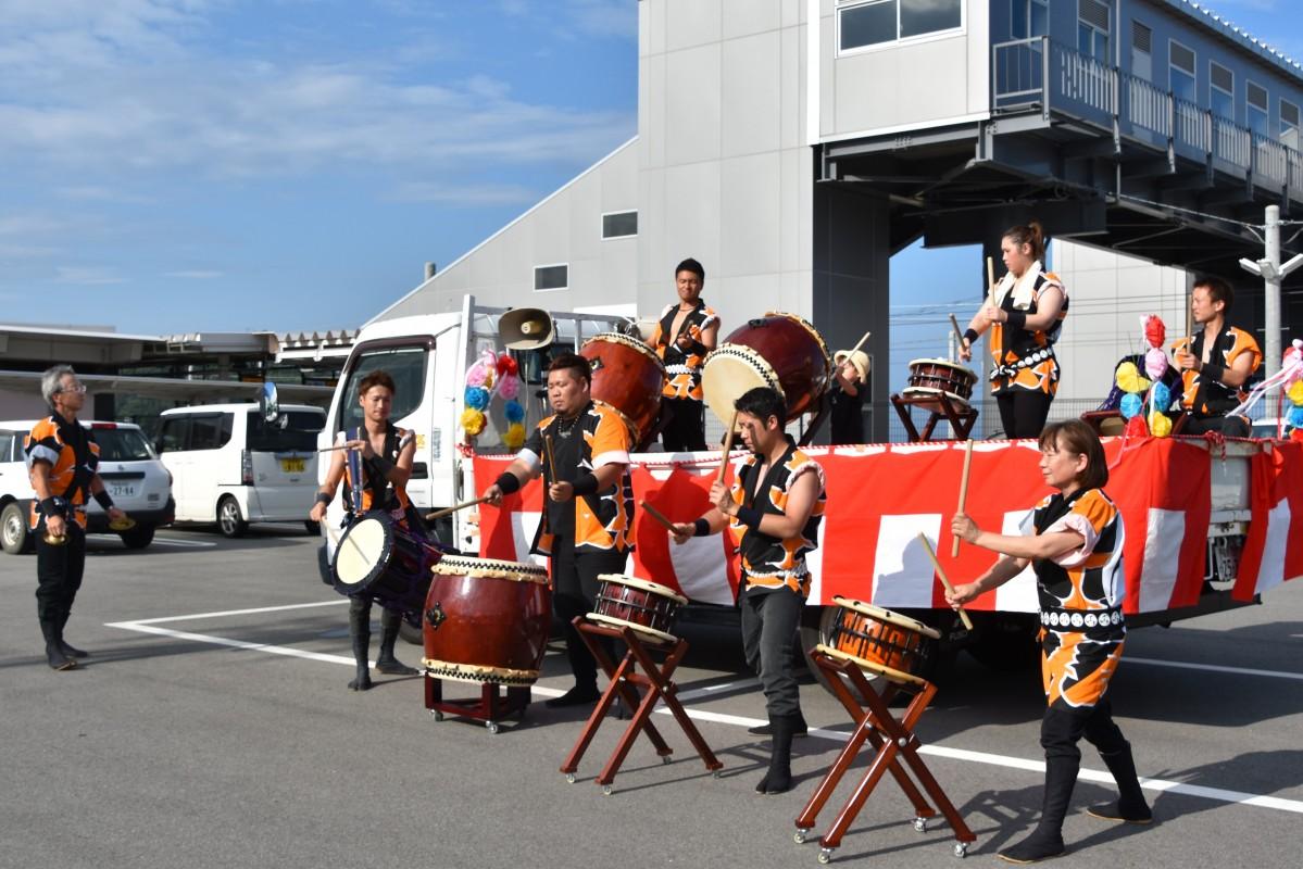 JR常磐線富岡駅で演奏する、小浜風童太鼓のメンバー