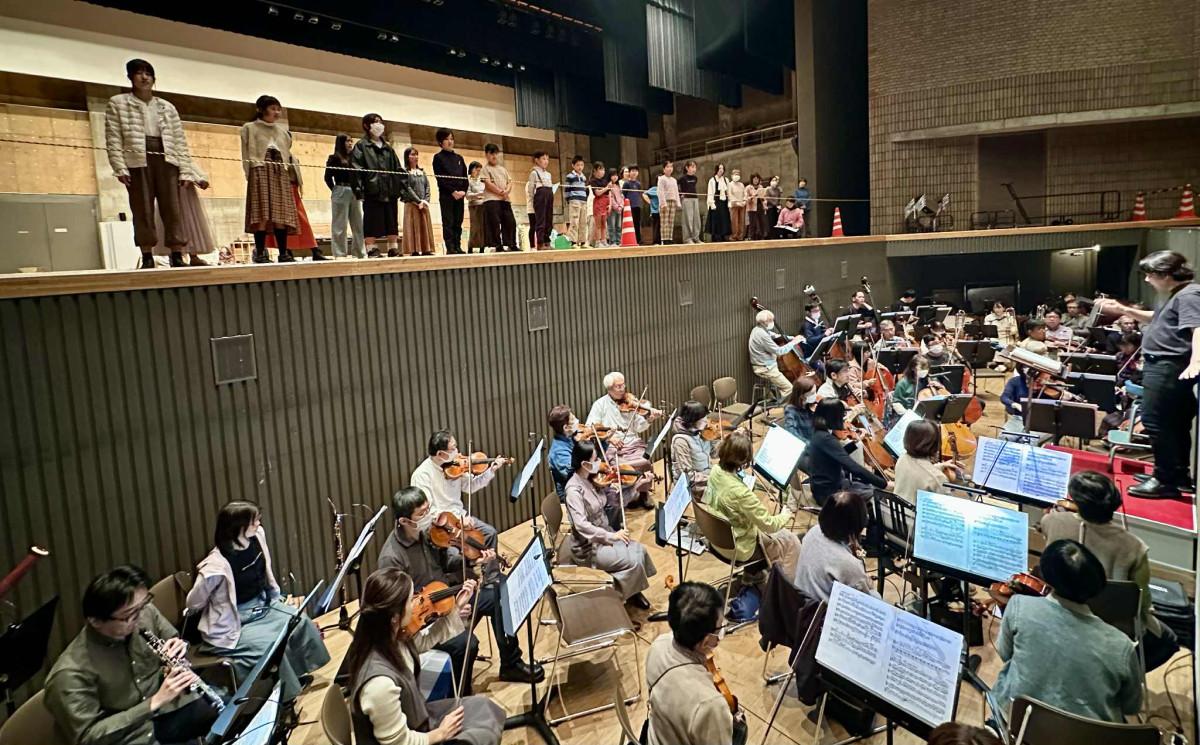 沼津市民文化センターのオケピットに入った沼津交響楽団と合唱団の合同練習の様子