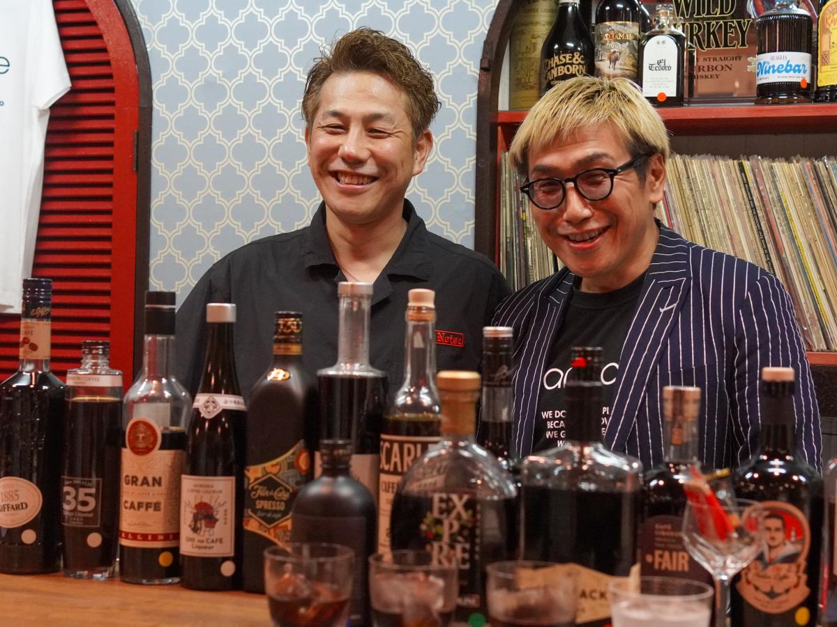 「THE COFFEE LIQUEUR BAR ＆ JAZZ」店主の高橋さん（左）と店長の宮重さん