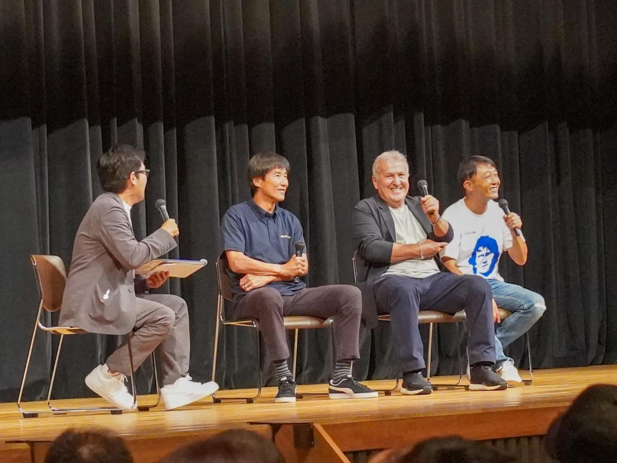 ジーコさん（右から2人目）と中山雅史さん（右から3人目）