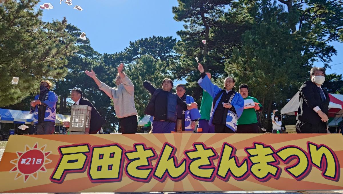 会場を盛り上げる恒例のもち投げ（昨年の様子）