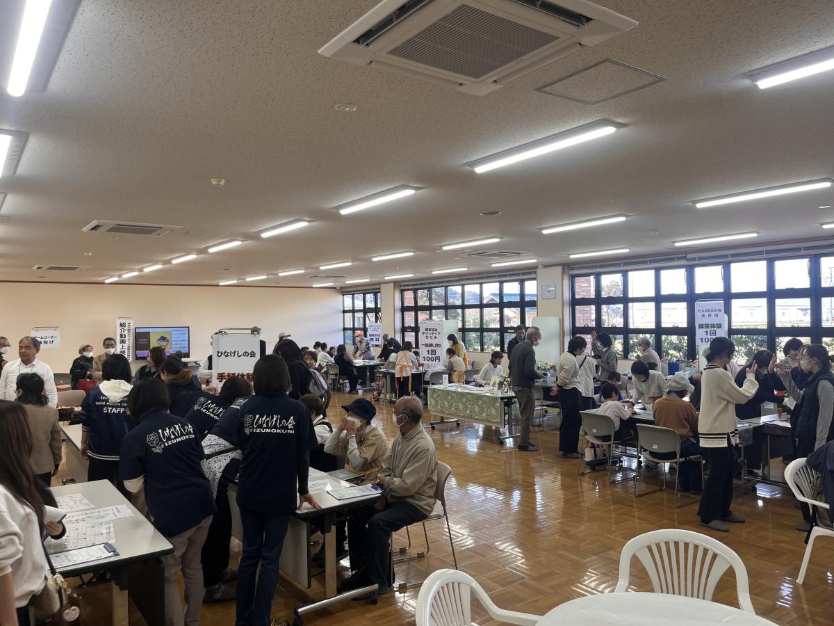 体験コーナーや展示ブースが並び、来場者でにぎわう「ボランティアフェア」会場