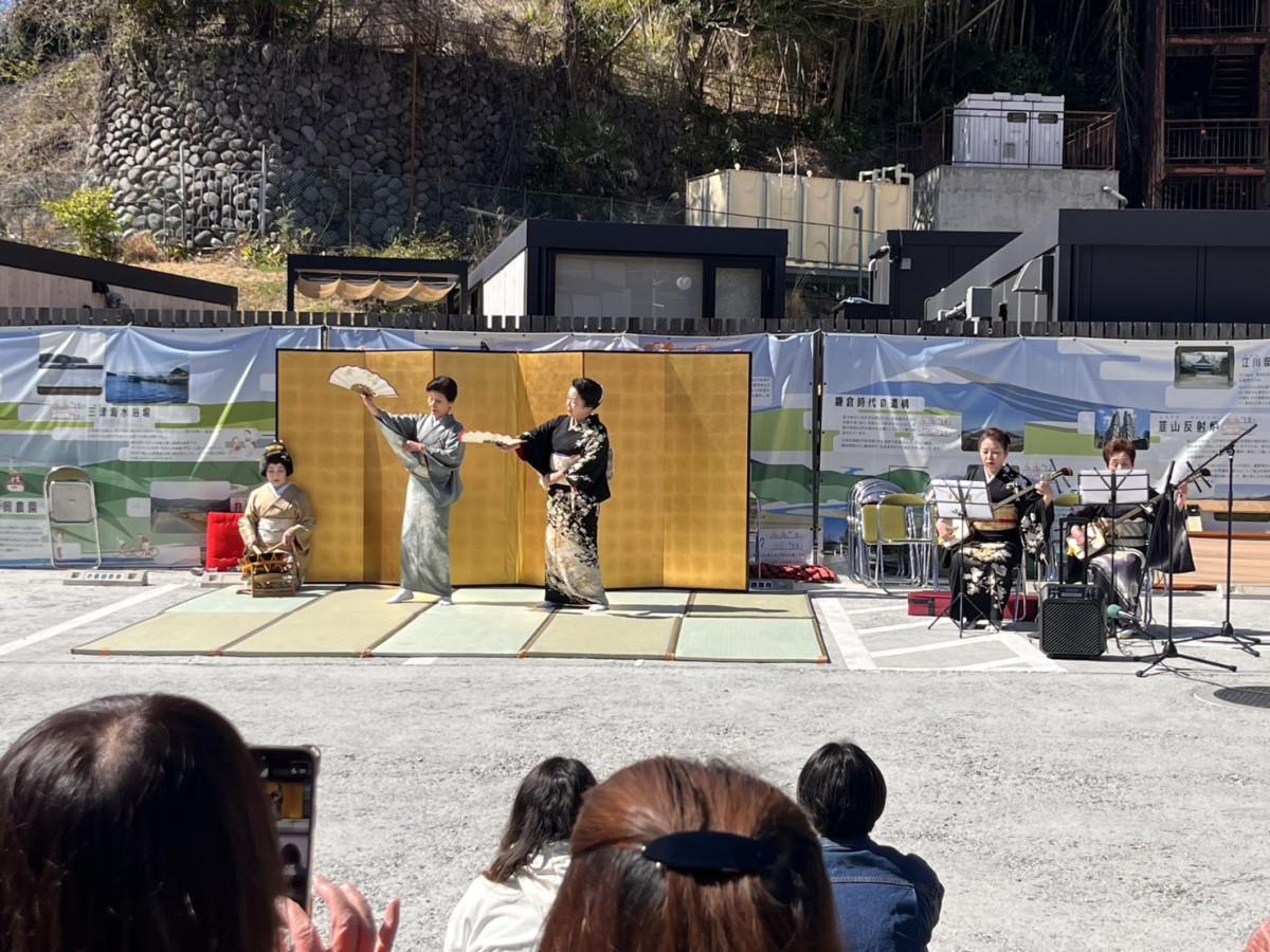 「温泉場お散歩市」で披露された芸者衆の演舞