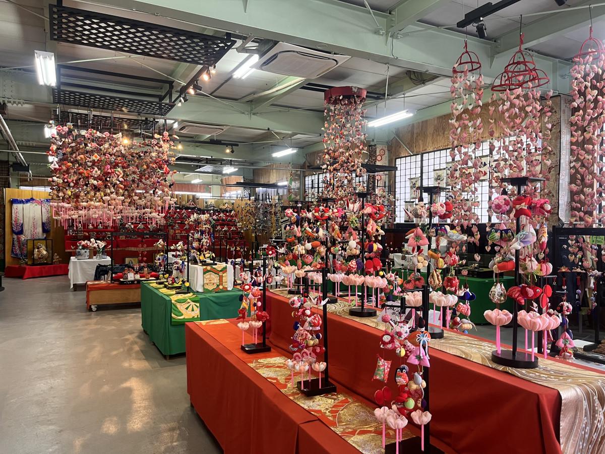 古い着物を再利用したつるし飾りびななど500本以上の作品が並ぶ会場