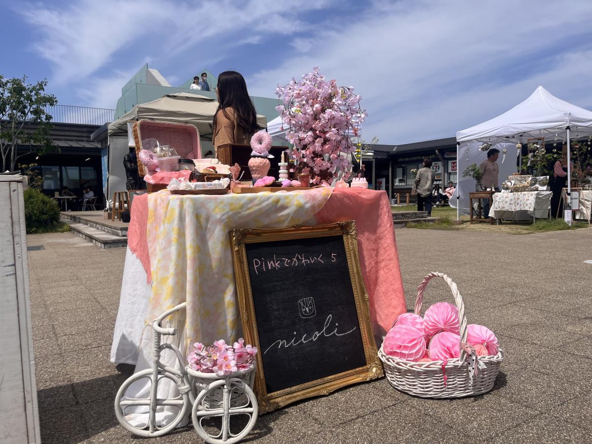 会場に並んだピンクをテーマにした装飾