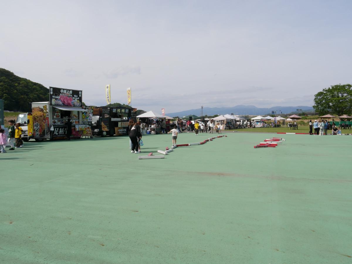 キッチンカーなどが並んだ会場の様子