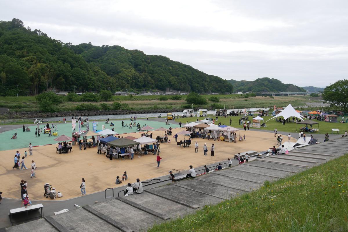 家族連れでにぎわう「第4回 ちびっこまつり」の会場
