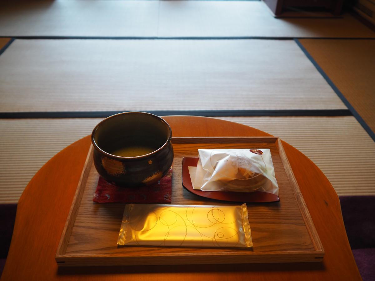 藤枝市のおやいづ製茶が手がける「天空の抹茶」と、熱海市の老舗菓子店「間瀬」のどら焼きを提供する