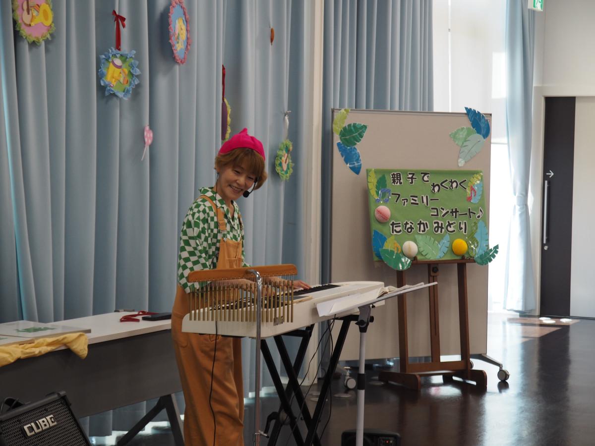 キーボードを演奏するたなかみどりさん