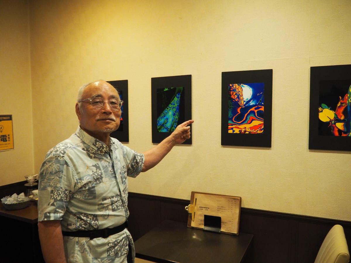 展示作品を前に自作について話す林敏行さん