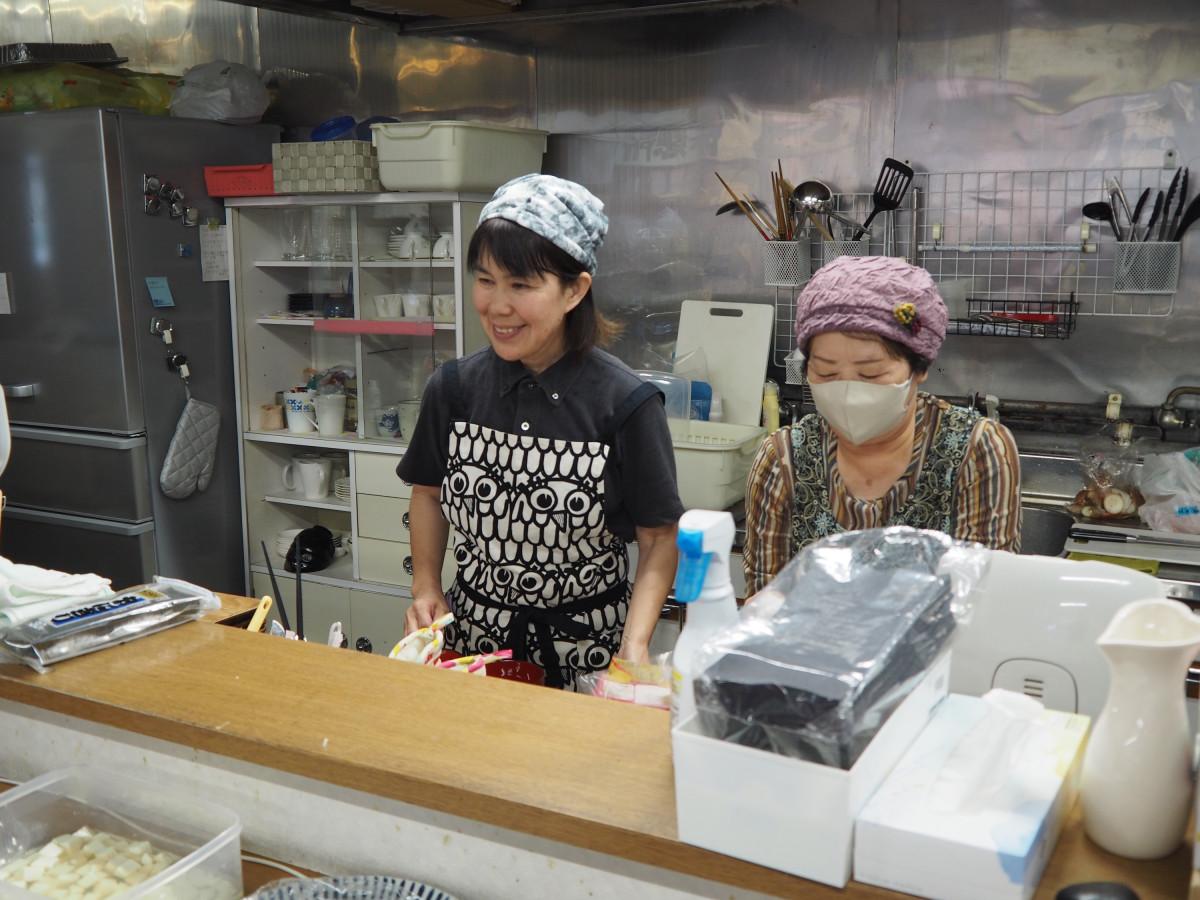 手作りの食事を準備するスタッフ