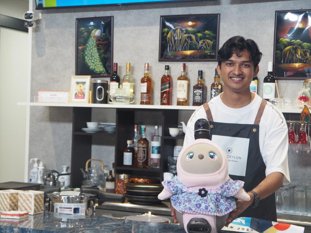 S PARKの看板娘として親しまれるラボット「ももこ」と並ぶジャヤスンダラ ロシャンさん