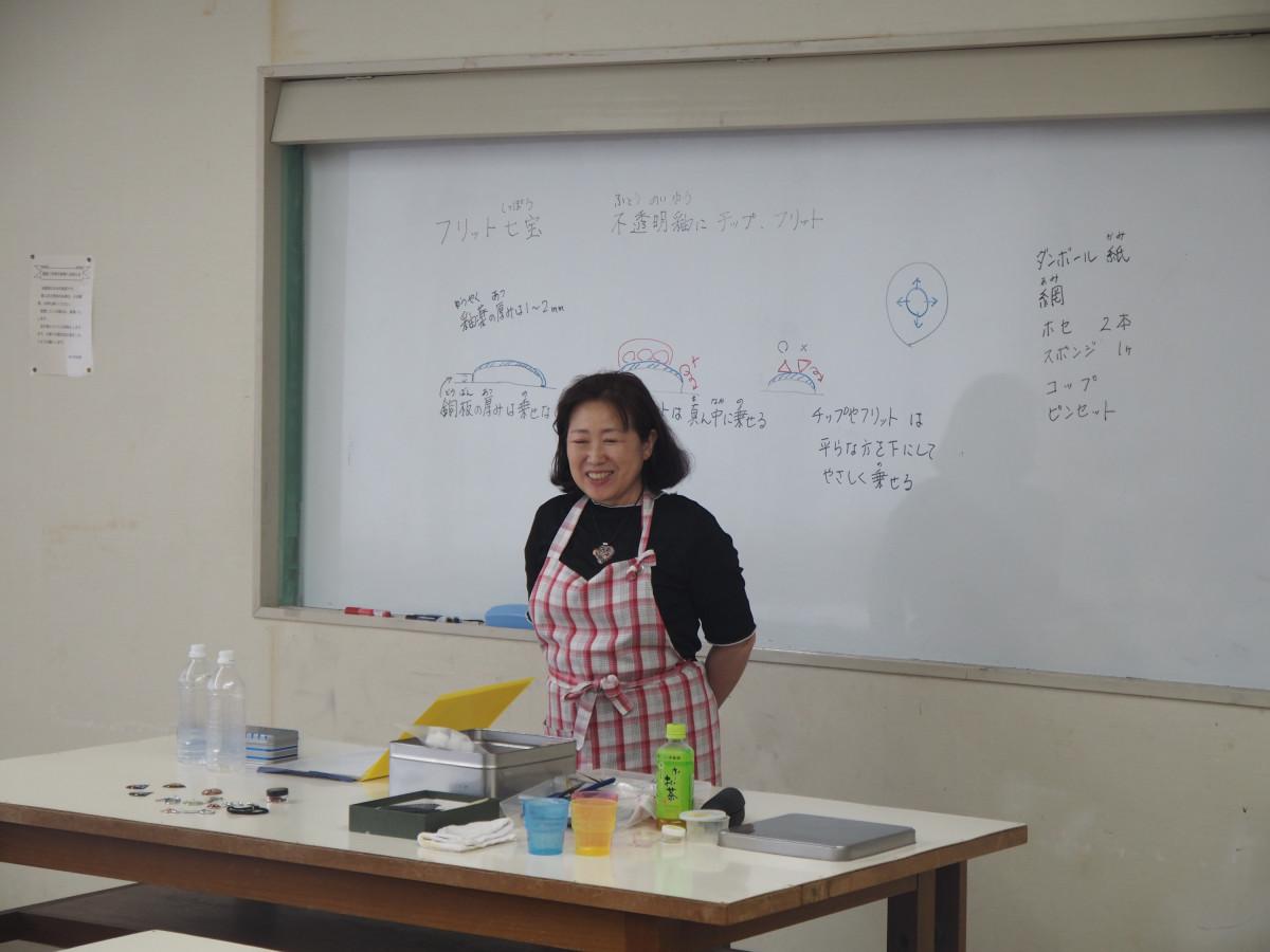 七宝焼きの工程を説明する講師の大城昌子さん