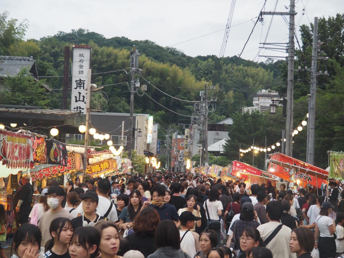長岡温泉場出逢い通りには多くの来場者が行き交った